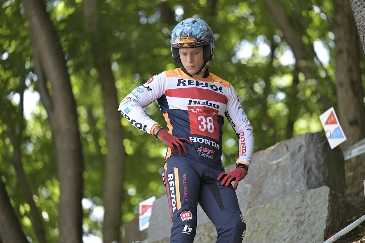 Repsol Honda Teamトニー・ボウ選手とガブリエル・マルセリ選手は、どのライダーよりもじっくりと、スタート直前まで何度も歩いて研究している