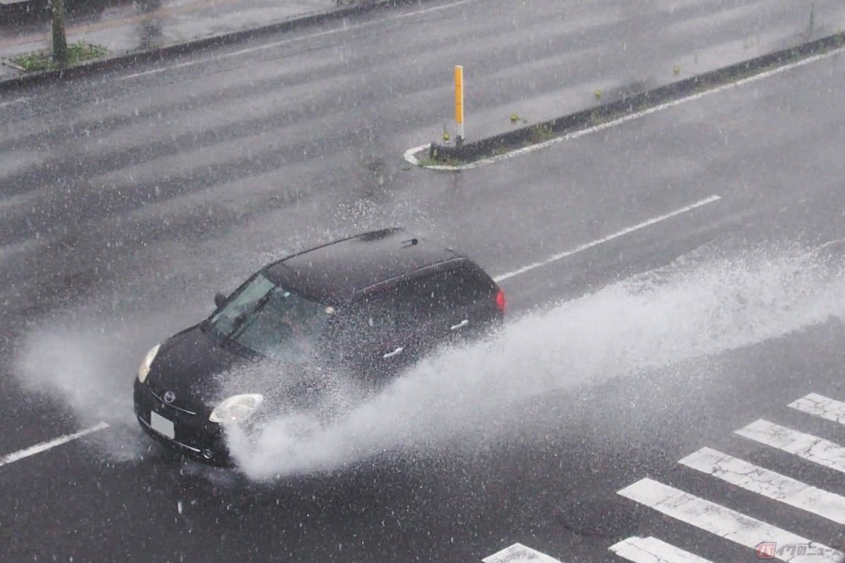 雨の日走行に関する道路交通法に「泥はね運転違反」と呼ばれる