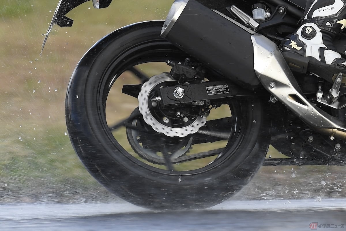 ハイドロプレーニング現象とは、タイヤと路面の間に水の膜ができてしまい、一時的にバイクが浮いてしまう現象のこと