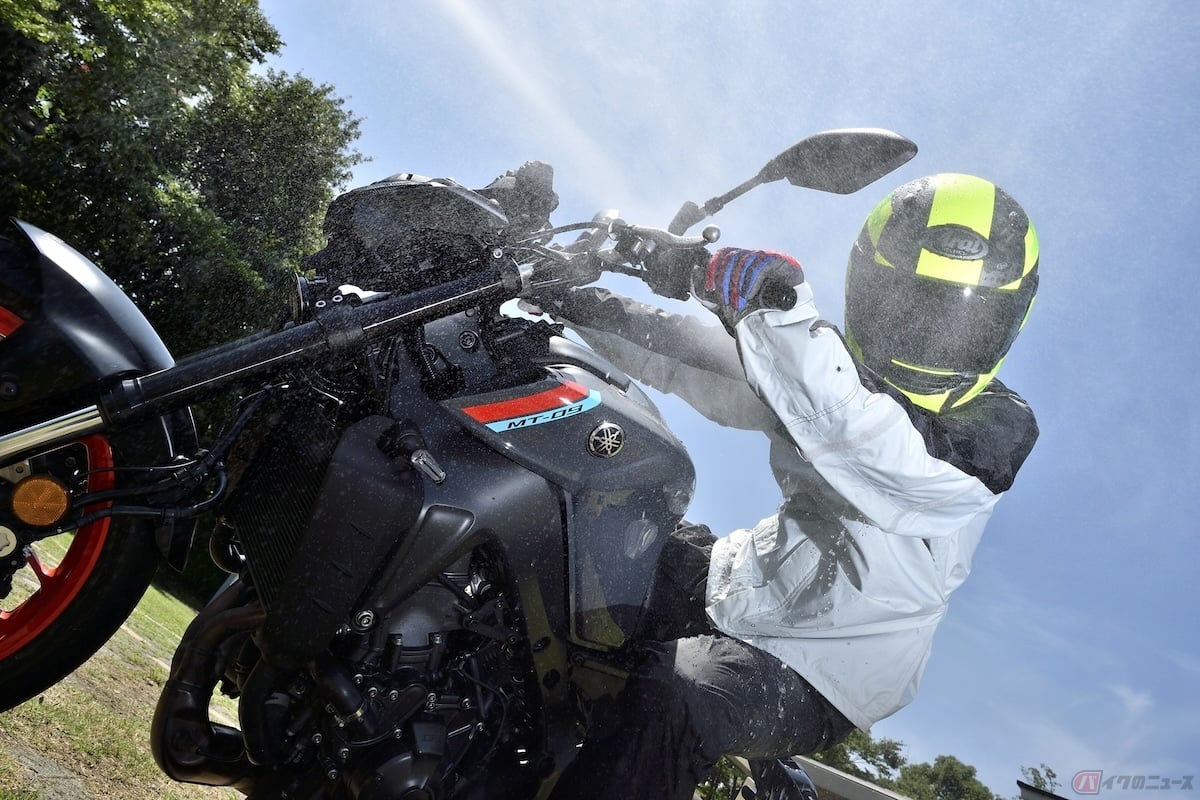 雨の日にバイクに乗るために大切なのは、バイク用のレインウェア!