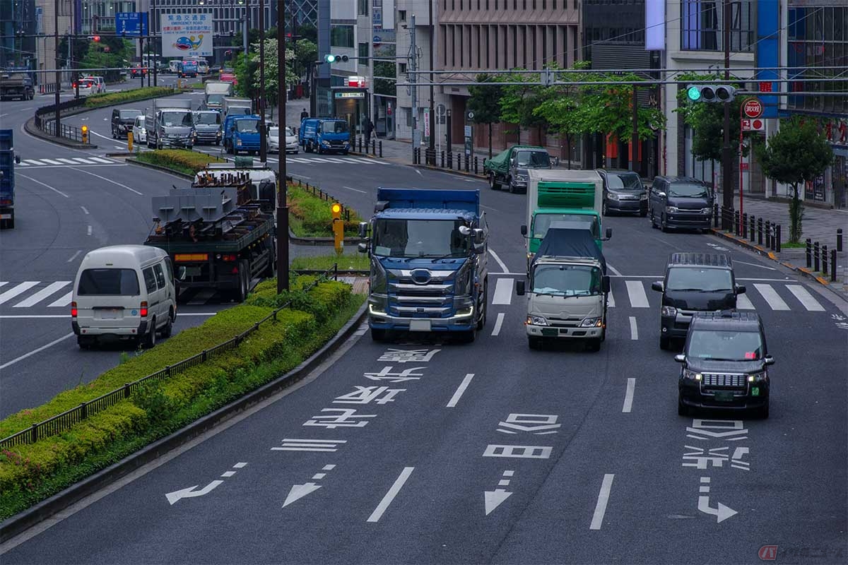 破線の矢印マークは、交差点より少し離れたところに描かれている道路標示