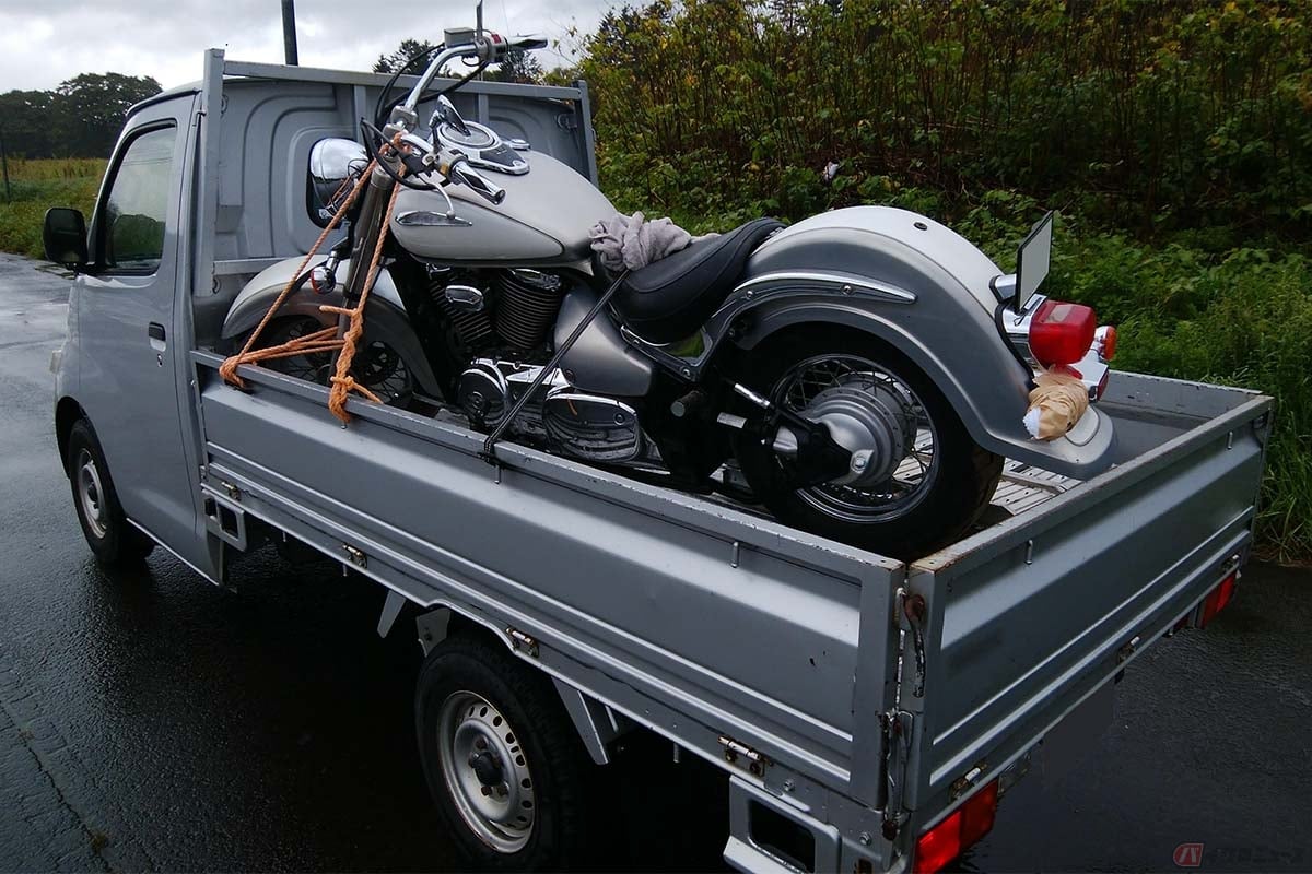 自分でバイクを運搬する場合は、軽トラやミニバンに乗せて運ぶ方法と自分で運転する方法がある