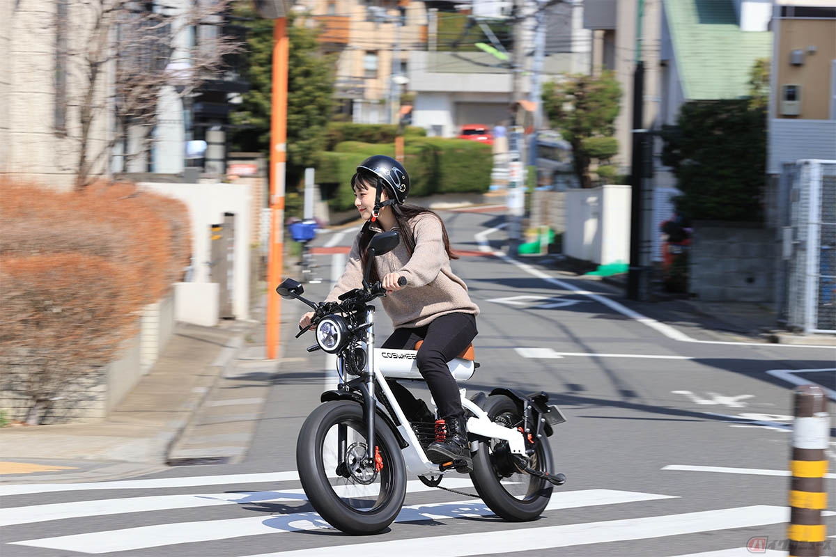 ペダル付き電動バイクは原付バイクに義務づけられている30km／hの制限速度や、指定された交差点での二段階右折のルールも守る必要がある