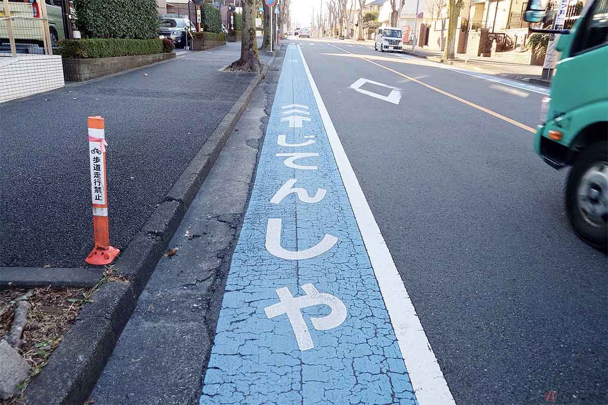 自転車専用レーンはその名の通り、自転車以外の車両は通行することができない