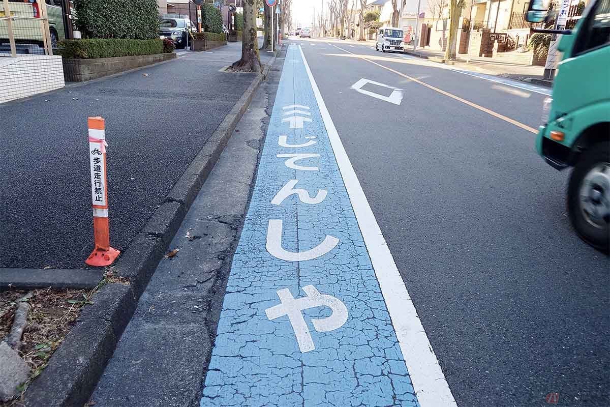 自転車専用レーンはその名の通り、自転車以外の車両は通行することができない