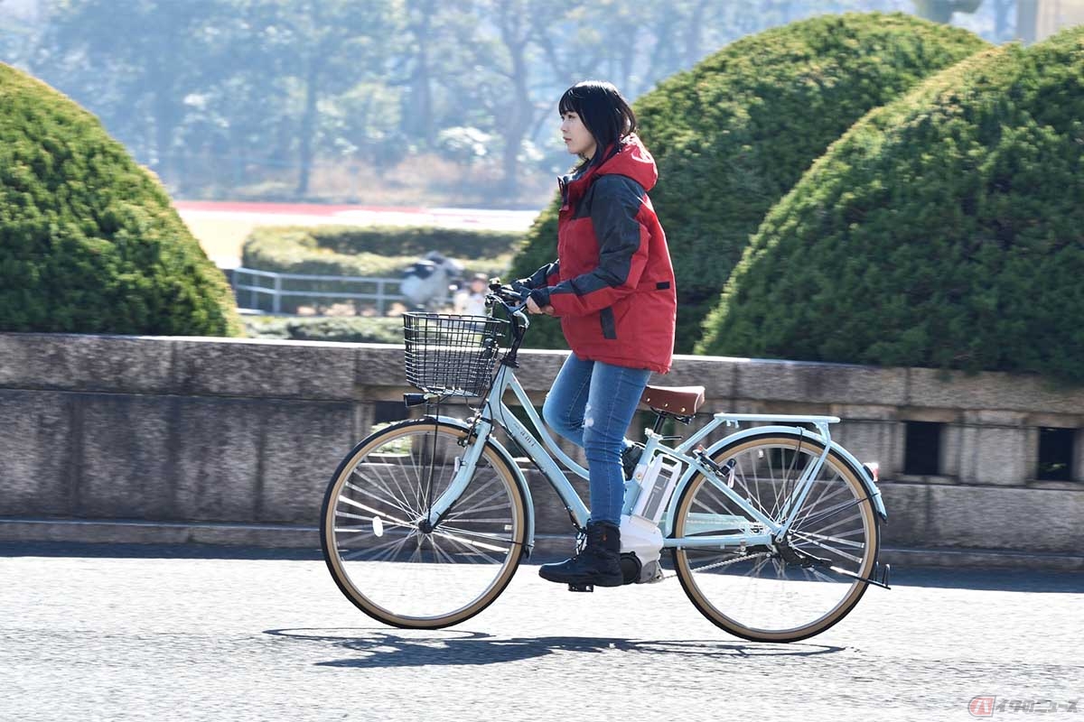 電動アシスト自転車は、ペダルをこがないと走行できない仕組みで、時速24km／hを超えるとモーターのアシストが停止するようになっている