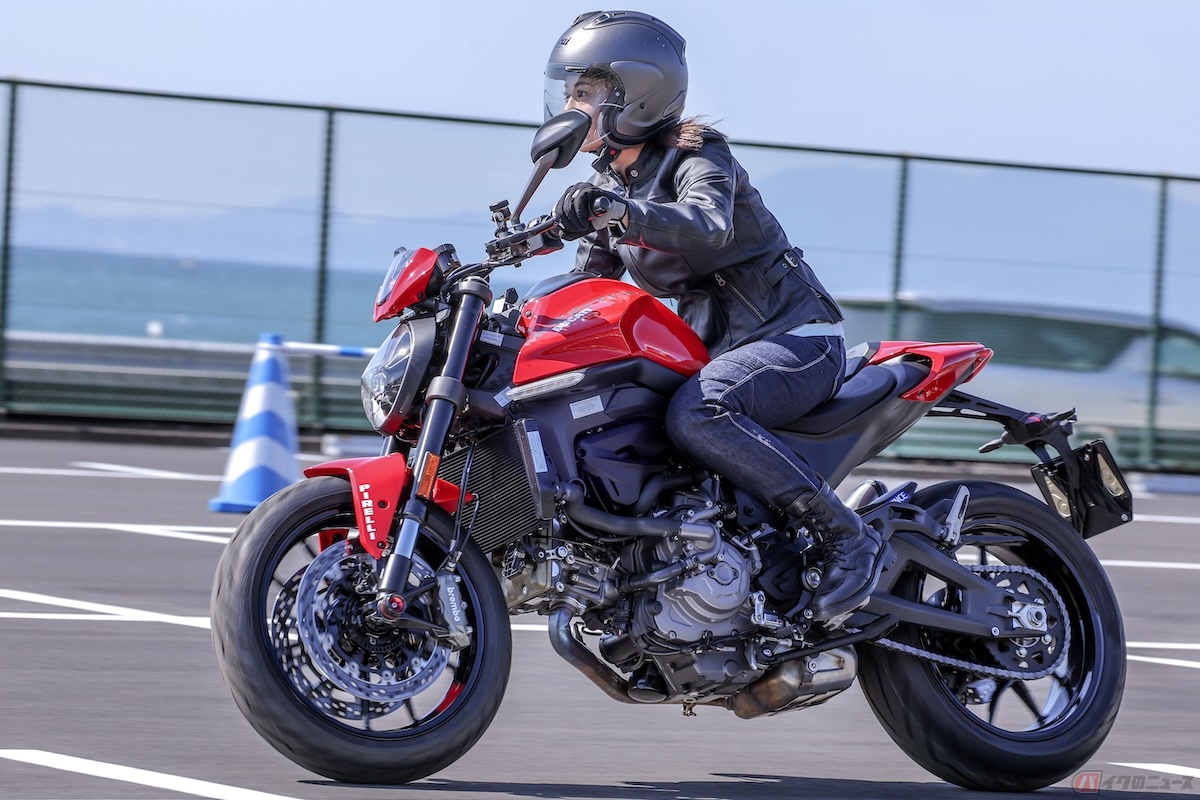 車体と一体化できる謎のフィット感が生まれ、滑らかにシュンっと走り出す