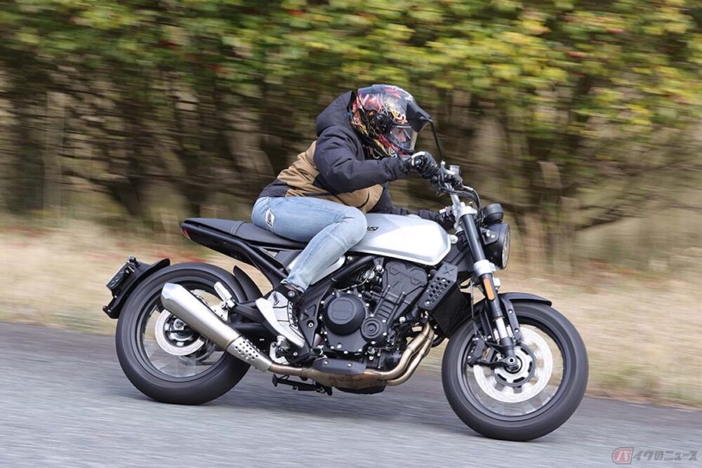 Brixton Motorcycles「CROSSFIRE 500」の走りを楽しむクリステル・チアリさん