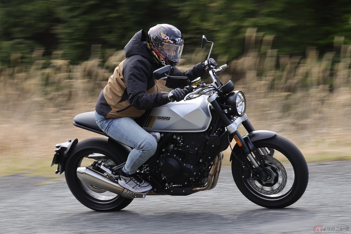 Brixton Motorcycles「CROSSFIRE 500」の走りを楽しむクリステル・チアリさん