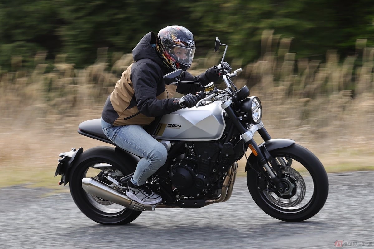 Brixton Motorcycles「CROSSFIRE 500」の走りを楽しむクリステル・チアリさん