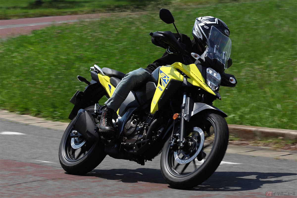 スズキ「Vストローム250SX」の走りを楽しむレーシングライダーの石塚健選手