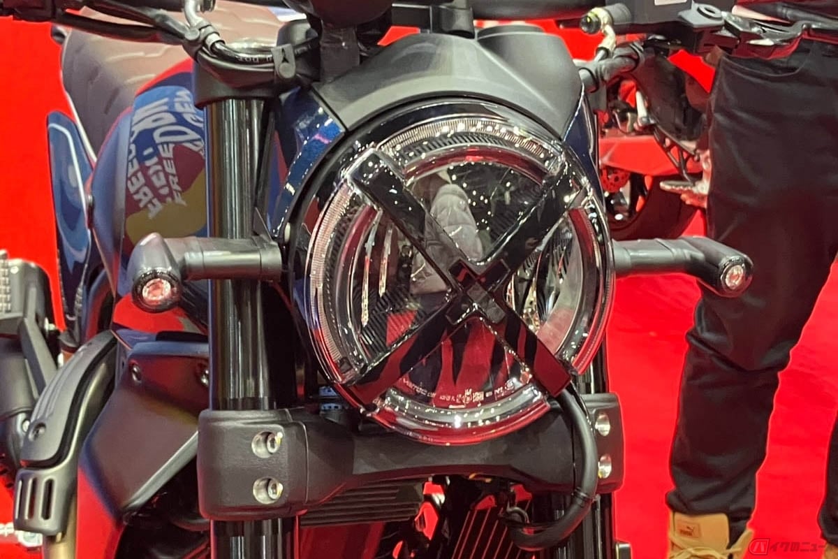ヘッドライトのバツ印はサーキット走行を行うバイクがクラッシュした際に、レンズの破片が飛び散らないようにするためのテーピングとしての役割を持っていた