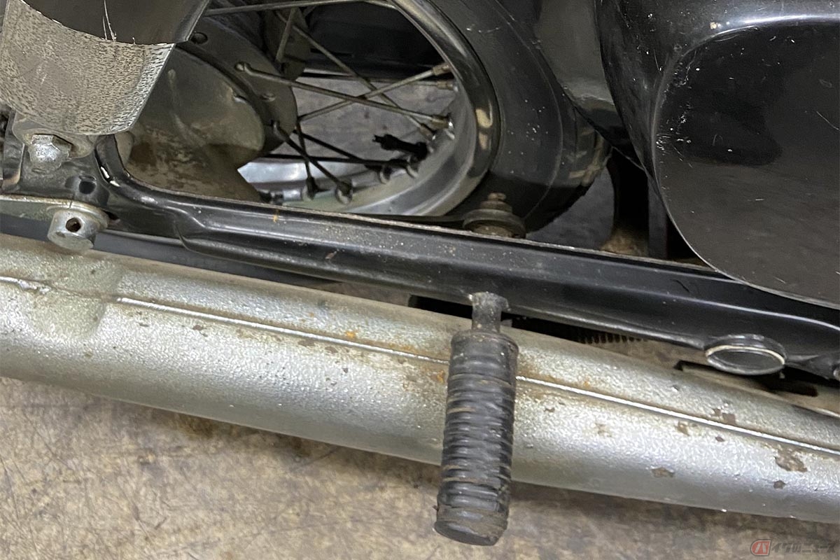  スイングアームからタンデムステップがはえているデザインの為、マフラーの角度は変更不可能