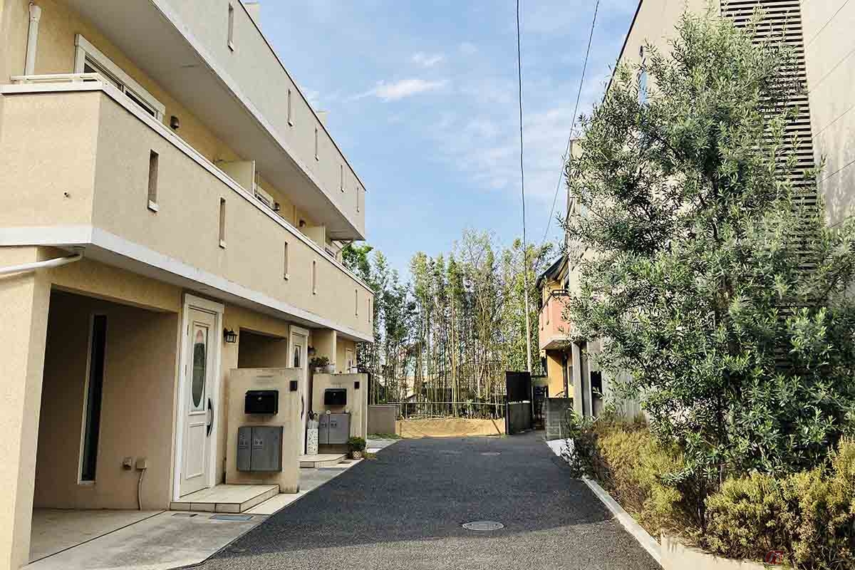 道路は大きく分けて、私たちが日頃からバイクで走っている公道のほかに「私道」の2つに分けられる