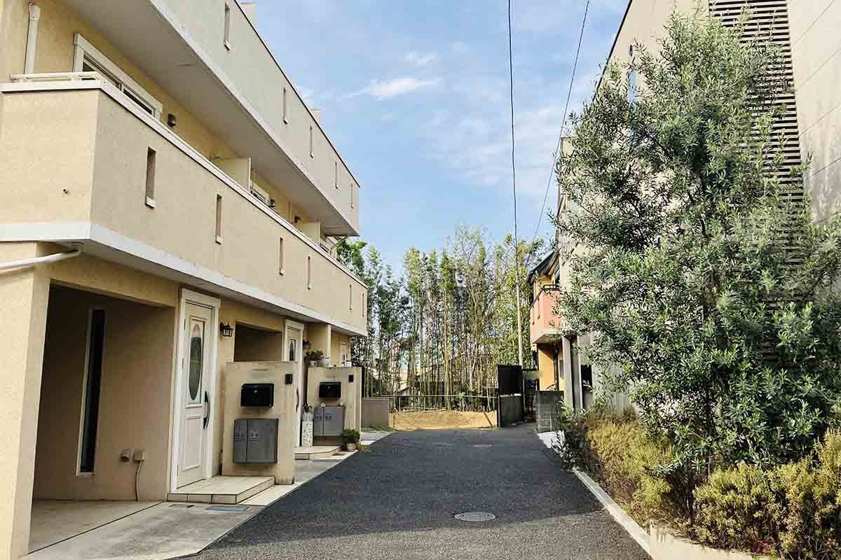 道路は大きく分けて、私たちが日頃からバイクで走っている公道のほかに「私道」の2つに分けられる