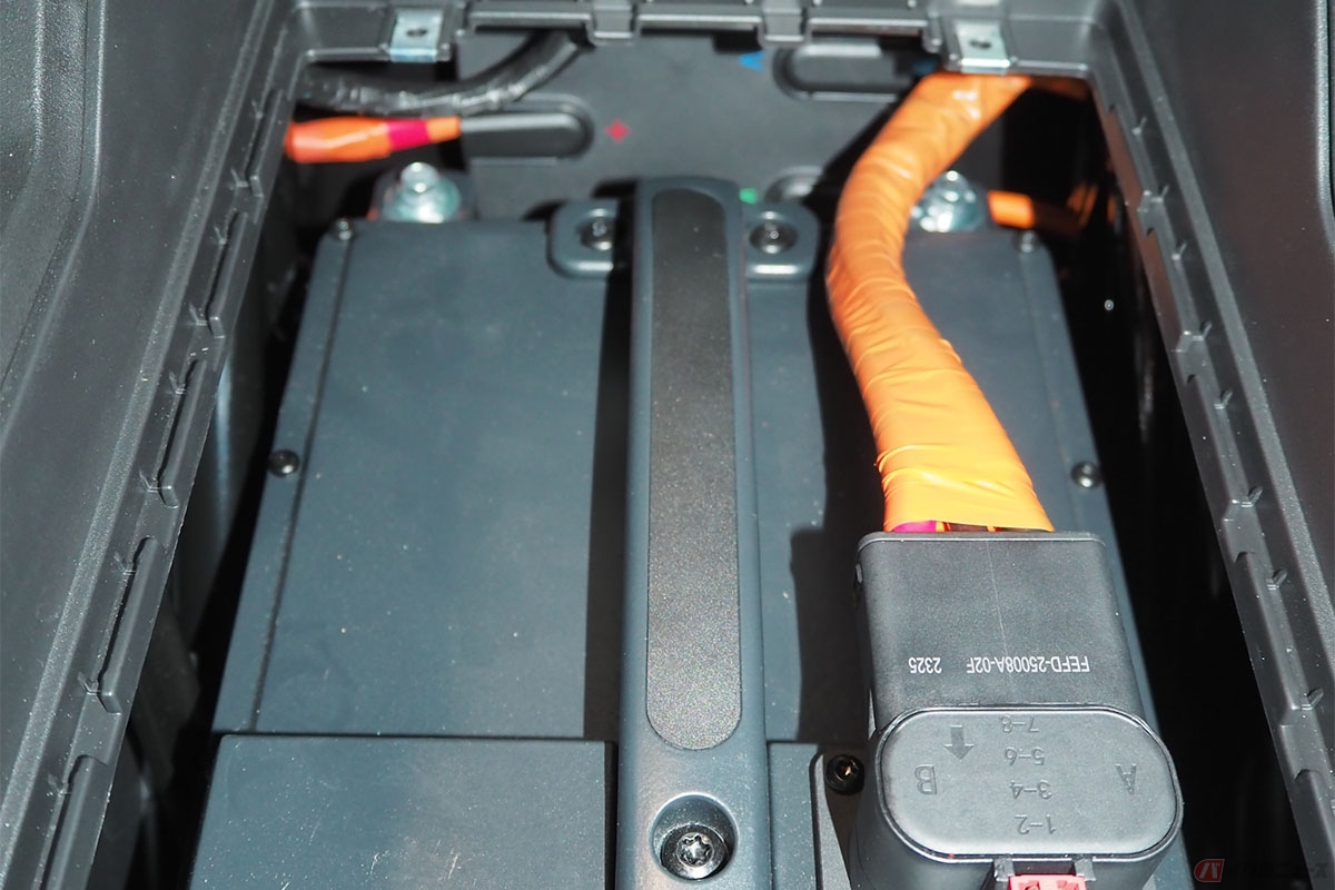 表参道のショールームに先行展示中のYADEAの高性能電動バイク「K2」のバッテリー