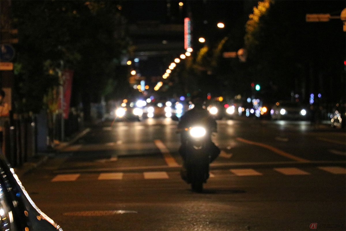 対向車がいるにもかかわらずハイビームのまま走行し続けた場合は、「減光等義務違反」にあたる可能性がある