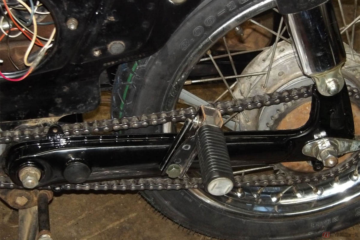 ねじ込み式の折り畳みタンデムステップでマフラーのスペースを確保