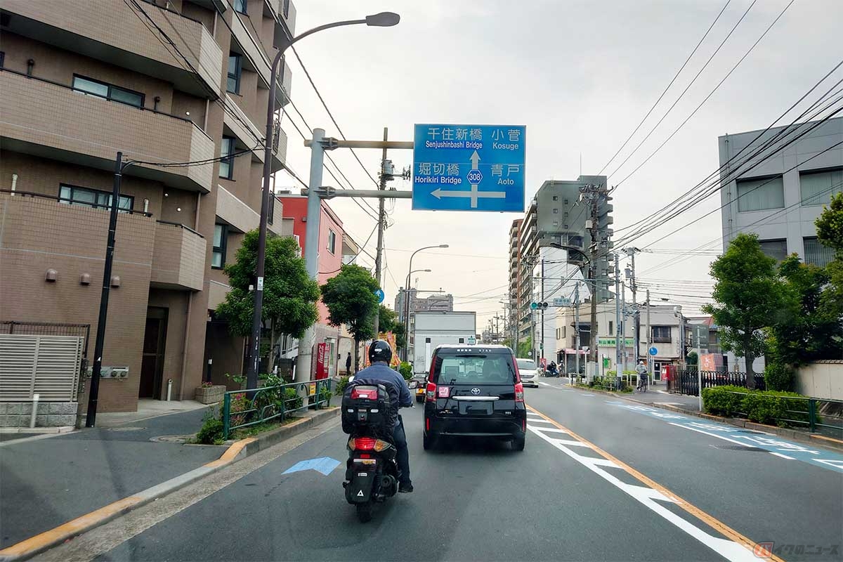 センターラインには白色とオレンジ色があり、さらに白色には破線と実線がある