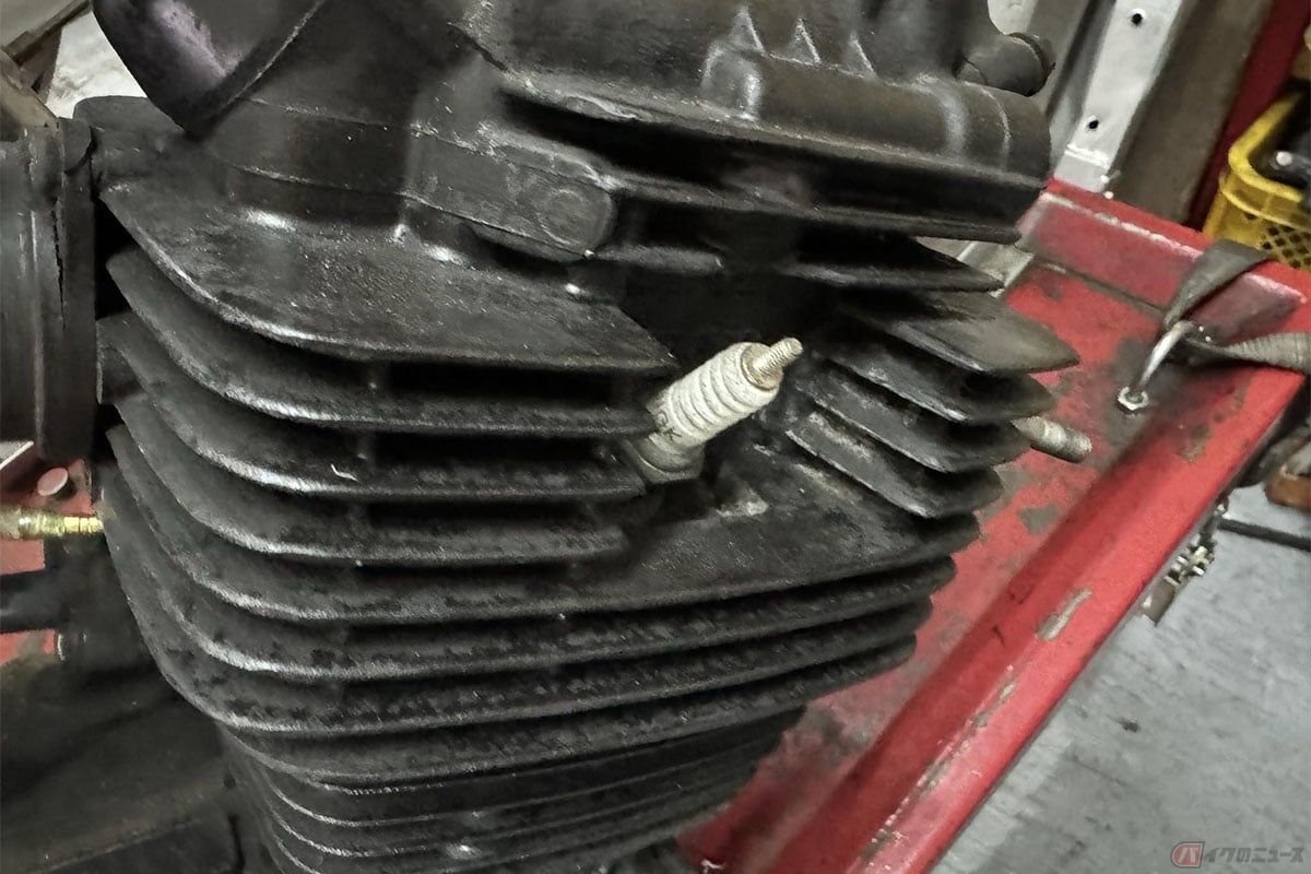 「息つき」はスパークプラグが劣化していたり、イグニションコイルの不具合など点火系統のトラブルが原因であることも少なくない