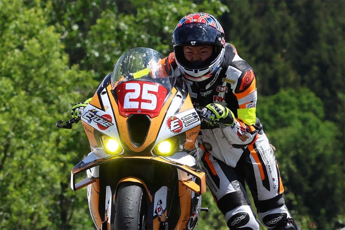 ガス欠トラブルによりピットまでマシンを押す大久保光選手