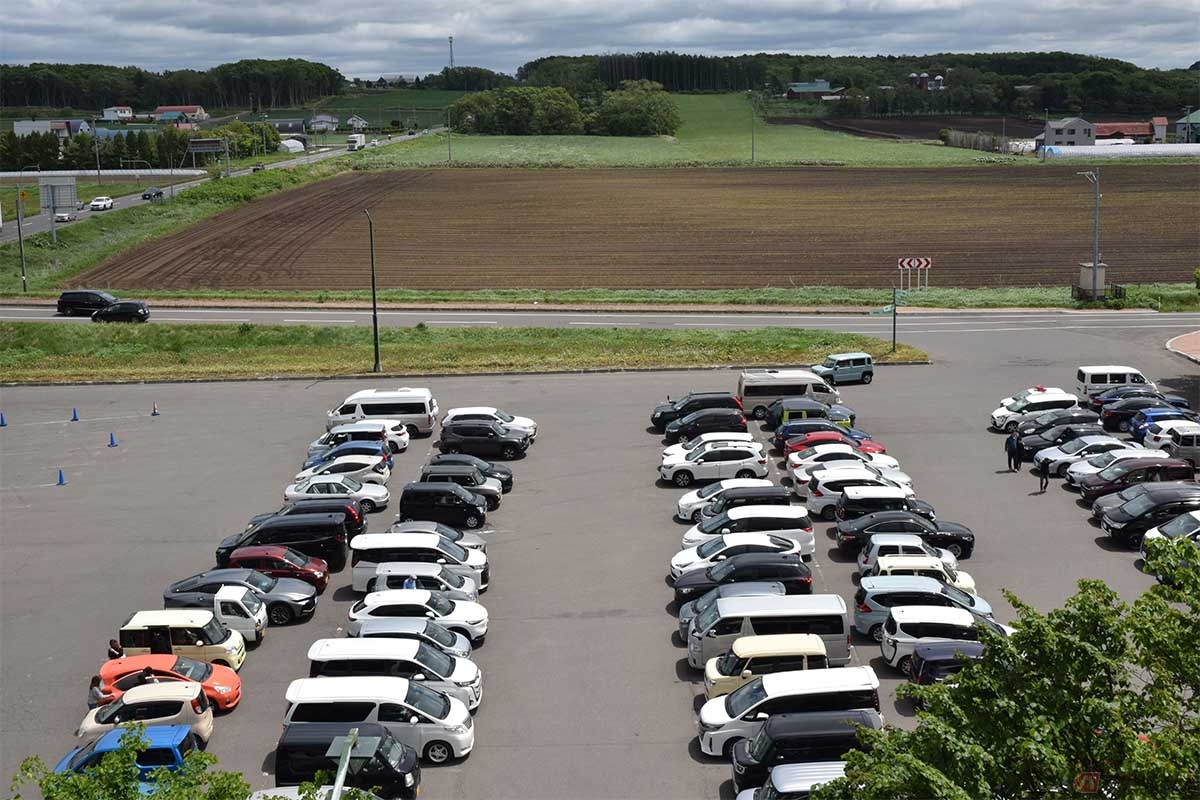 みなし公道とは、私有地でありながら不特定多数のクルマや人などが自由に通行、もしくは利用できる場所のこと