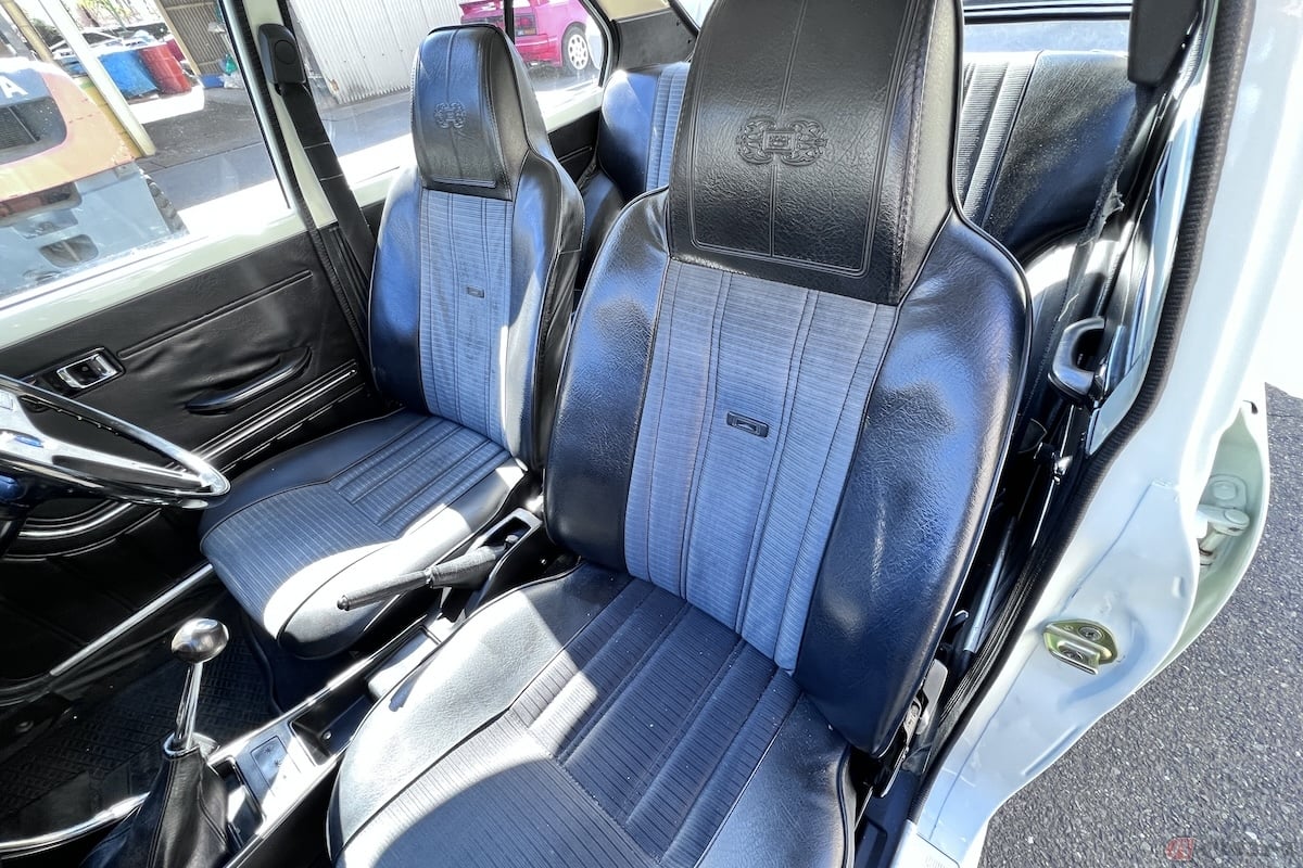 コンパクトなカローラには不自然なほど大型のクーラーを装備し、助手席だけがとても寒そう(写真提供:Mクラフト)
