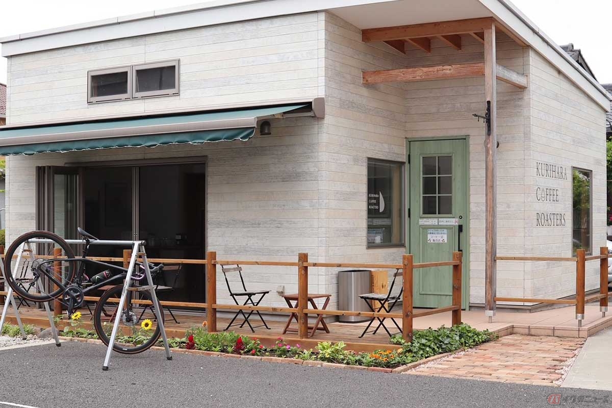 さいたま市桜区の静かな住宅街にある『KURIHARA COFFEE ROASTERS』。店舗前にはバイクラックが置かれている