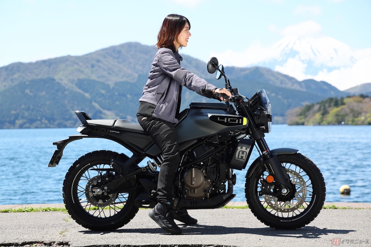 シート高は820mm、シートがスリムなこともあり身長160cmの私でも両足が地面に接地します