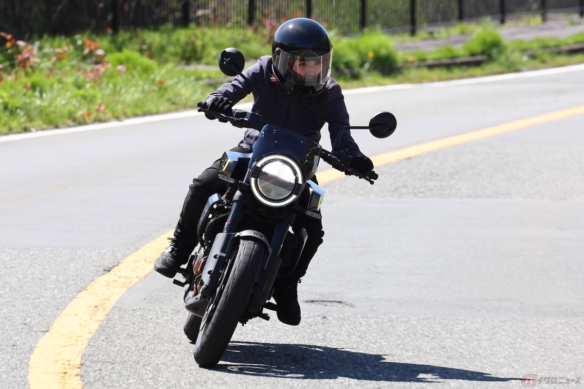 車体のスリムさのおかげもあり、下半身で車体を押さえ込むことで操作がしやすい