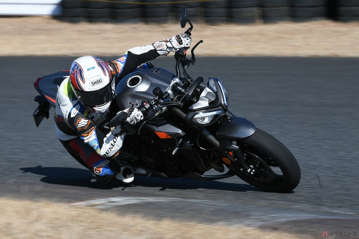 バイクでコーナーを走行する際は、基本的にコーナーの内側に向かって車体を寝かせる