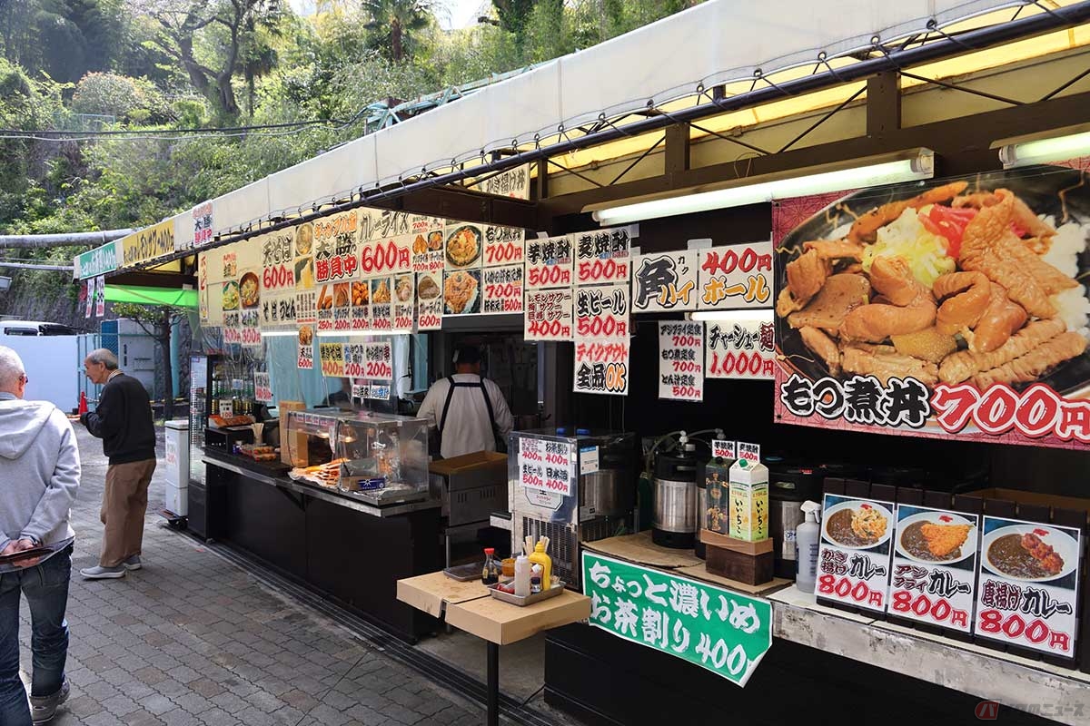 競輪場内にある売店「大勝（だいかつ）」は“ギャンブル飯”のコピーが強烈。アジフライとモツ煮はどちらも美味しかった