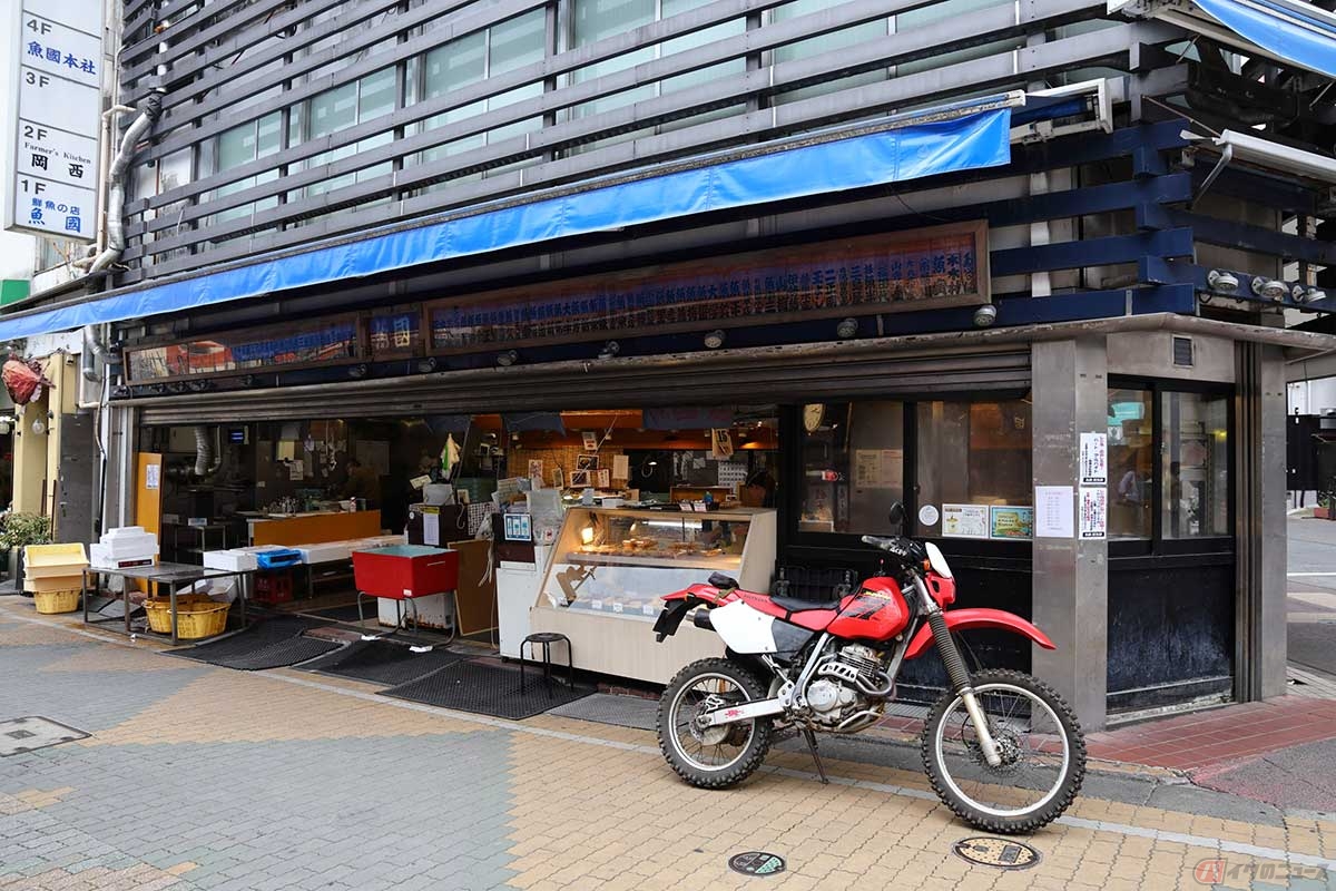 小田原駅東口の「錦通り」にある老舗の鮮魚店「魚國商店」のアジフライが美味しいということだが、すでに売り切れていた