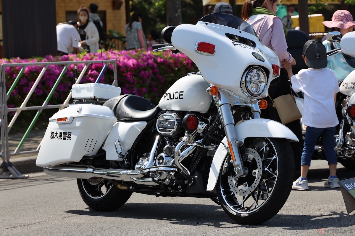 栃木県警に寄贈された白バイ仕様のハーレーダビッドソン「ストリートグライド スペシャル」
