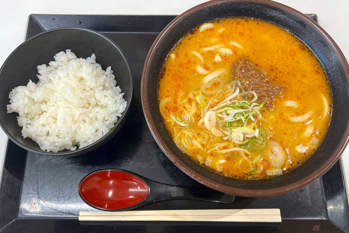 東関道「酒々井PA」（下り）でいただく「担々うどんセット」（1100円）は、見るからに食欲をそそられる「担々うどん」とライスのセット。濃い目に味付けされたひき肉と豆板醤の定番スープがうどんによく合う