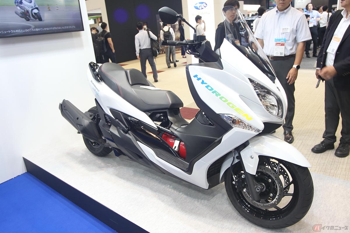 スズキが開発中の水素エンジン搭載「バーグマン」。市販中のガソリン車「バーグマン400 ABS」をベース車両としています