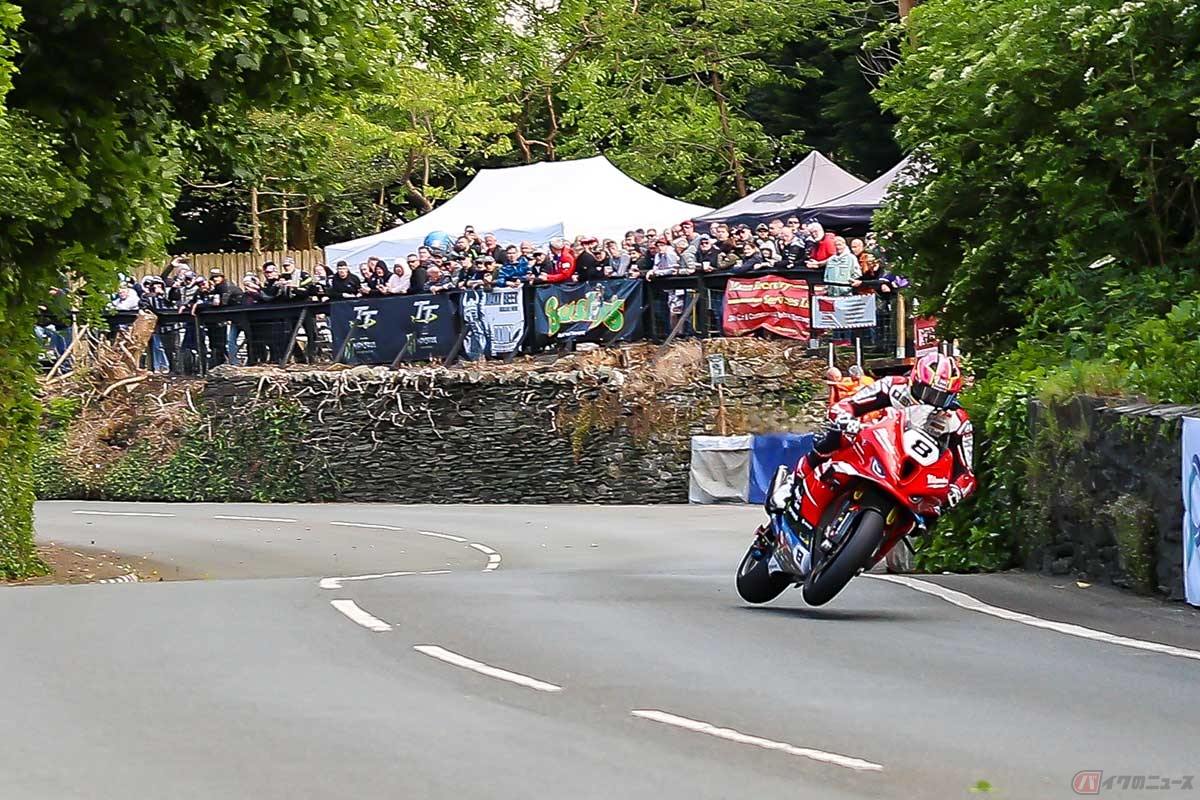 スーパーバイクTTでBMW M 1000 RRを駆り、予選総合1位となったデイビー・トッド選手（写真／小林ゆき）