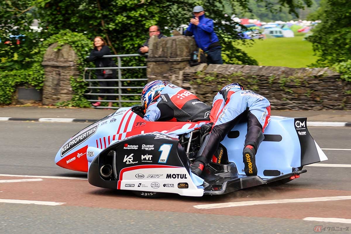 2023年のマン島TTレースで、サイドカーTTを2レースとも制したバーチャル兄弟組は、弟のレース引退でパッセンジャーを変更してのエントリー（写真／小林ゆき）