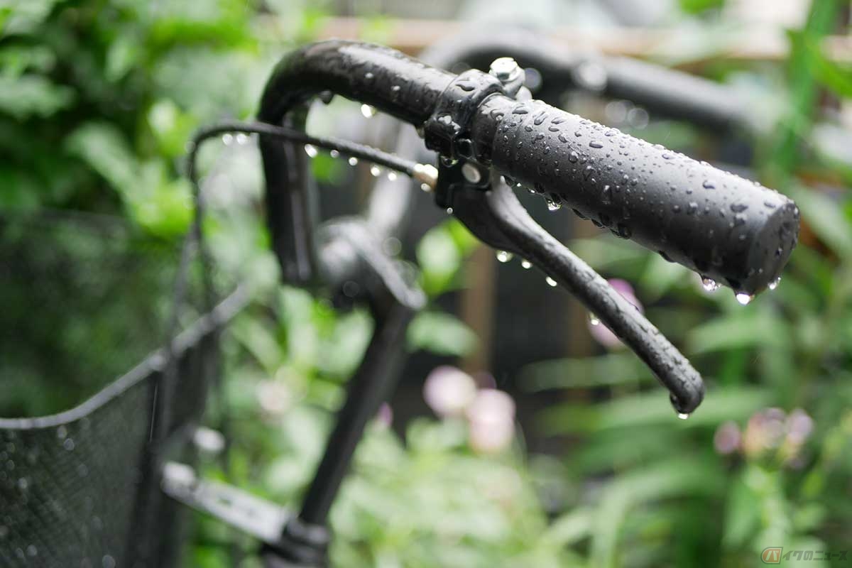 雨天時の自転車の運転は、さまざまな危険が伴う