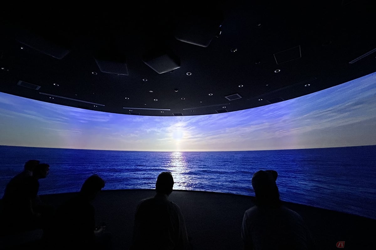 関東地域初となるヤマハのショールームとなるYamaha E-Ride Baseに設置された「シアター&多目的エリア」。美しい映像と迫力あるサウンドを楽しめます