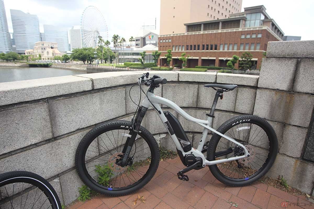 筆者(バイクのニュース編集部員)がガイドツアーで使用した「YPJ-XC Final Edition」。フロントサスペンションを備えることで優れた乗り心地を実現しています