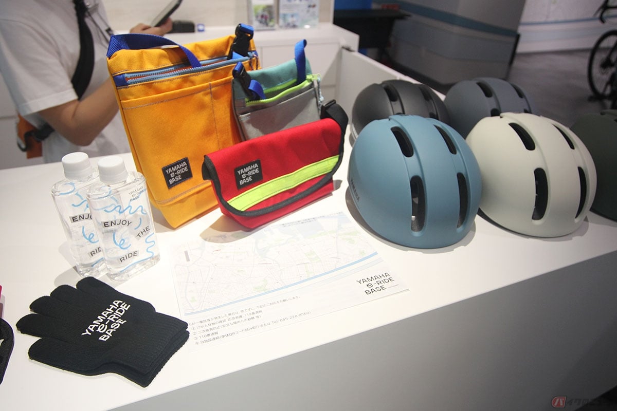 最小限の荷物を運ぶのに最適なサコッシュもヤマハの拘り。残念ながら販売の予定はないとのことです