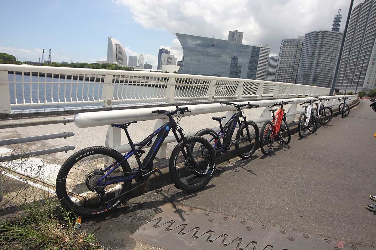 Yamaha E-Ride Baseが行う横浜ガイドツアーでの一コマ（みなとみらい橋）