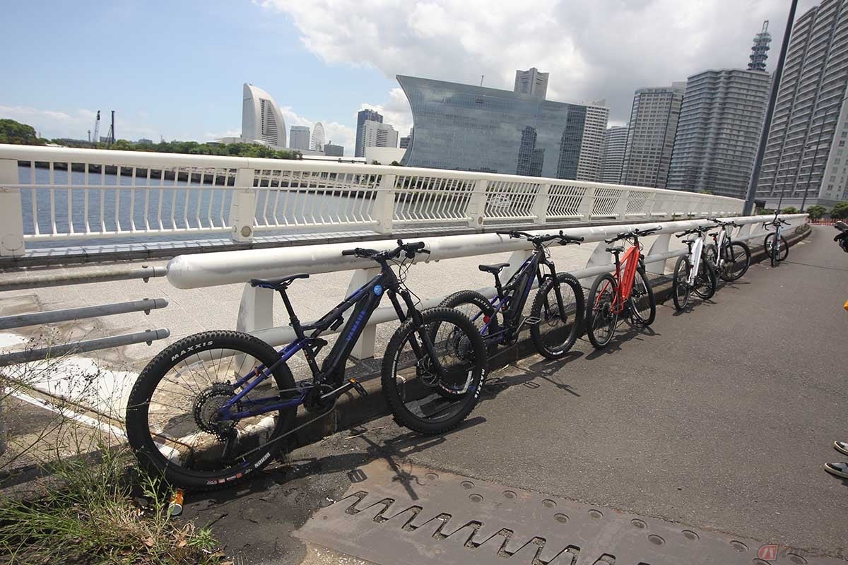 Yamaha E-Ride Baseが行う横浜ガイドツアーでの一コマ(みなとみらい橋)