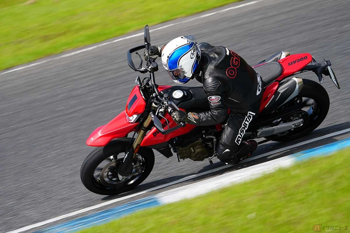サーキットでドゥカティ新型「Hypermotard 698 Mono」(本国仕様)に試乗する筆者(小川勤)