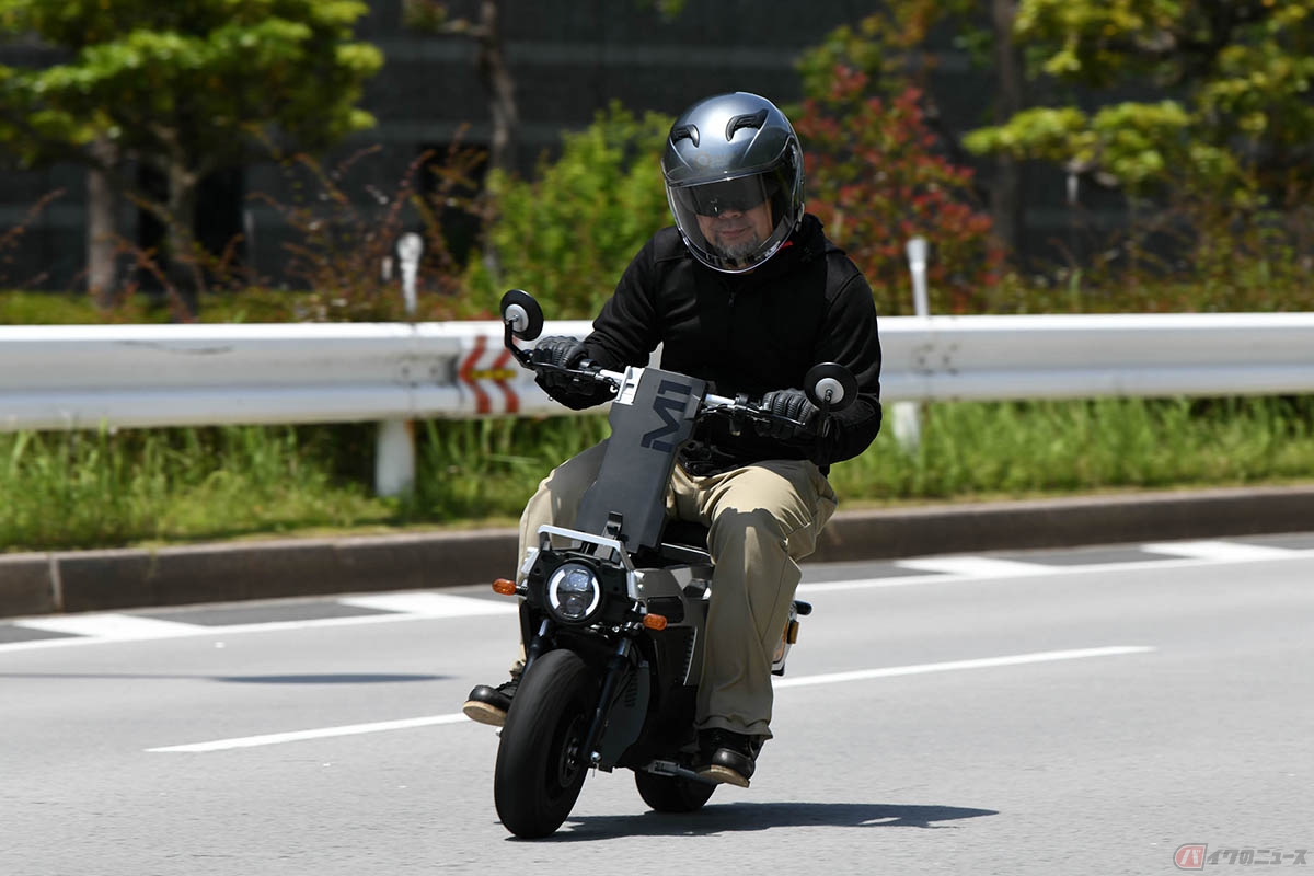 FELO「M壱」に乗る筆者(佐賀山敏行)