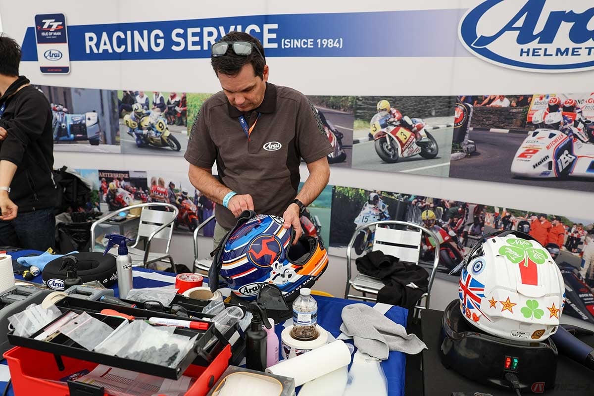 パドックに設けられたアライヘルメットのサービステント。発売中のヘルメットの展示や試着ができるほか、一般の観客のヘルメットのメンテナンスサービスなどが行なわれている(写真/小林ゆき)