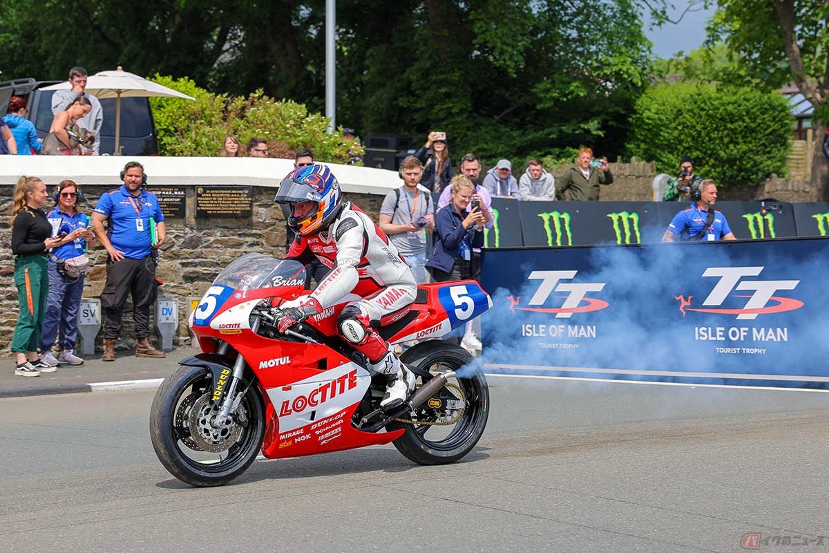 1992年にジュニアTTで優勝したマシン、ヤマハ「ロックタイトTZ250」でパレードに参加したブライアン・リード(写真/小林ゆき)