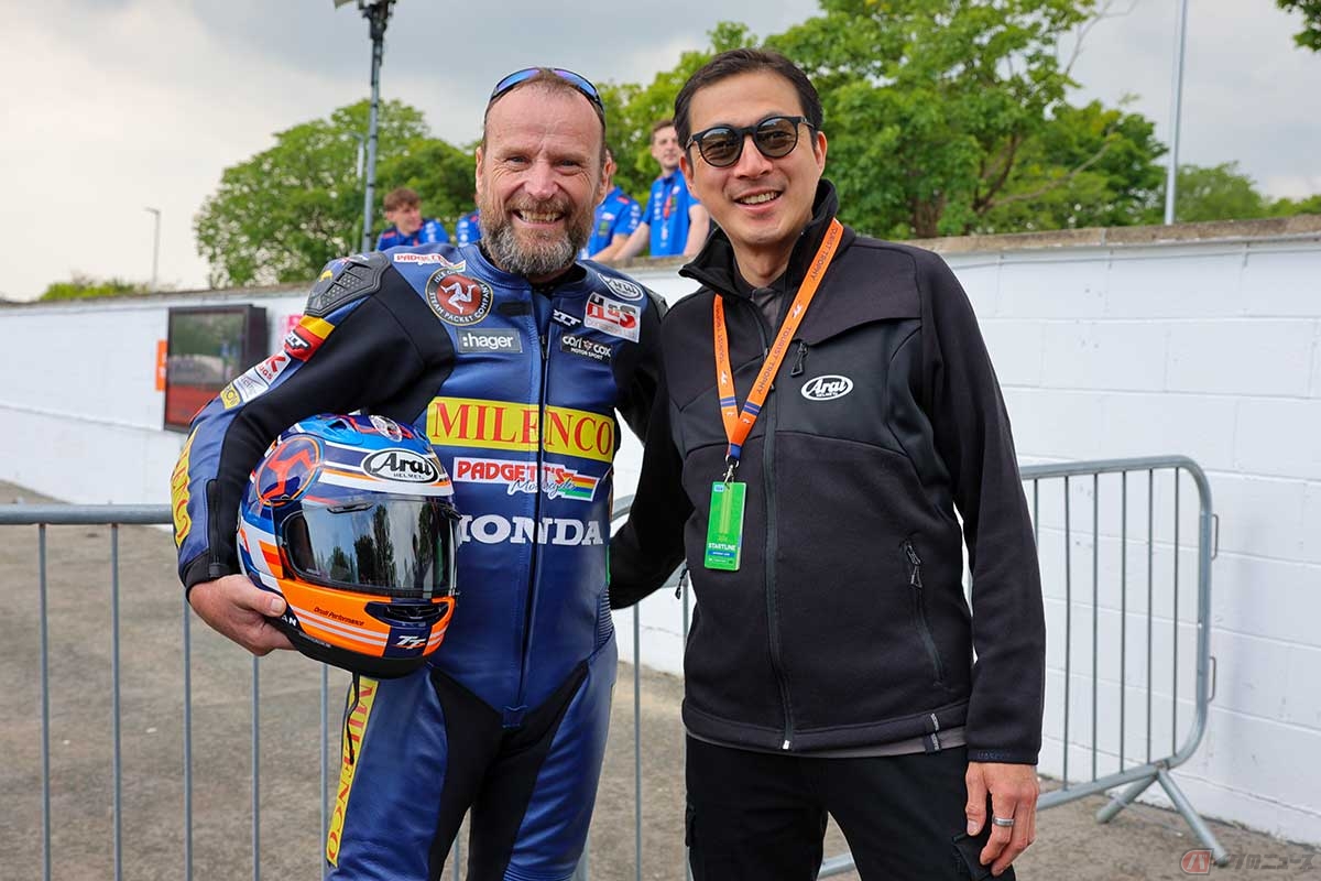 ニュージーランドで勲章も受けているブルース・アンスティ氏とアライヘルメット取締役副社長の新井章仁さん(写真/小林ゆき)