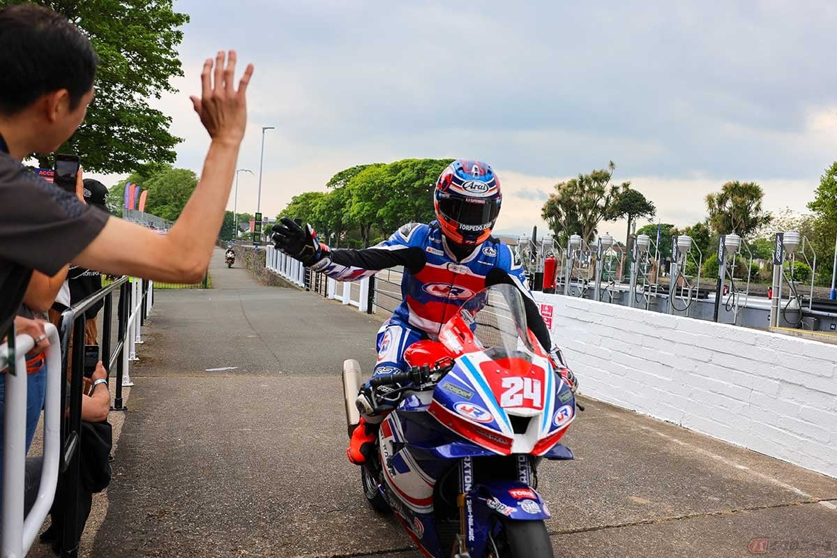 アライヘルメットTTレース公式パートナー40周年記念のパレードを無事終えたライダーをたたえるアライヘルメットの皆さん(写真/小林ゆき)